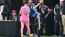 Penyerang Argentina Inter Miami bernomor punggung 10, Lionel Messi, meninggalkan lapangan selama pertandingan musim reguler Major League Soccer (MLS) antara Inter Miami CF dan Philadelphia Union di Stadion Nu di Miami, Florida, pada 25 Mei 2026. Lionel Messi keluar dari pertandingan Major League Soccer Inter Miami melawan Philadelphia Union karena cedera kaki pada 25 Mei, hanya beberapa minggu sebelum dimulainya Piala Dunia. Superstar Argentina, Messi, diganti pada menit ke-73 setelah memegang bagian belakang kaki kirinya dan meminta untuk keluar lapangan. (CHANDAN KHANNA/AFP)