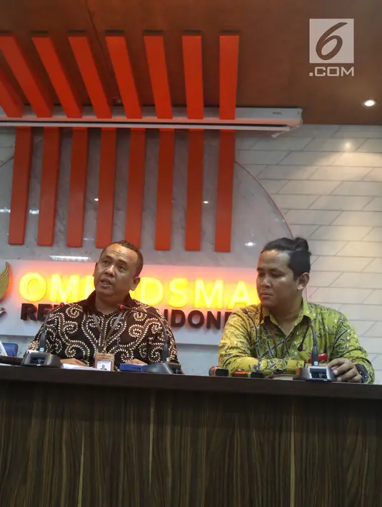 Kepala Perwakilan Ombudsman Jakarta Raya Teguh P Nugroho (kiri) menjelaskan maladministrasi dengan pengabaian kewajiban hukum mengenai pakaian tahanan dan borgol serta penggunaan alat komunikasi yang terjadi pada Idrus Marham kepada wartawan di Jakarta, Rabu (3/7/2019). (Liputan6.com/Angga Yuniar)