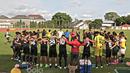 Doa bersama pemain dan Official Mitra Kukar sebelum berlatih di lapangan UNY, Yokyakarta, Senin (6/2/2017). Latihan ini dipimpin langsung pelatih Jafri Sastra. (Bola.com/Nicklas Hanoatubun)