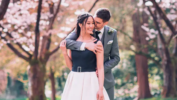 pasangan bahagia menikah