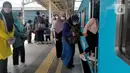 Penumpang masuk ke dalam rangkaian KRL di Stasiun Manggarai, Jakarta, Sabtu (17/12/2022). Pemerintah berencana menaikkan harga tiket Commuter Line (KRL) pada 2023. Plt Direktur Jenderal Perkeretaapian Kemenhub Risal Wasal mengatakan, pihaknya sudah menyiapkan sejumlah aturan terkait kenaikan tarif KRL. (Liputan6.com/Magang/Aida Nuralifa)