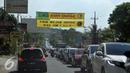 Sejumlah kendaraan terjebak macet di Jalan Raya Puncak, Bogor, Jawa Barat, Jum'at (6/5). Pada hari kedua libur panjang akhir pekan kepadatan kendaraan dan kemacetan masih terjadi di jalur Puncak. (Liputan6.com/Johan Tallo)