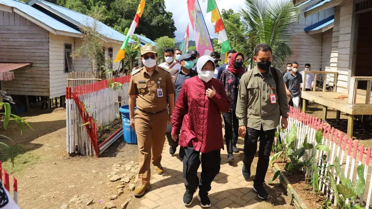 Menteri Sosial (Mensos) Tri Rismaharini menyambangi Suku Dayak Meratus di Kabupaten Hulu Sungai Tengah (HST), Kalimantan Selatan, Selasa (14/9/2021).