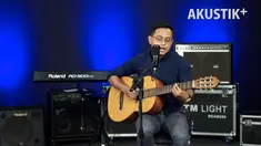Kali ini Akustik Plus dengan berani menampilkan Al Gufron, vokalis band Javablanca yang merangkak tengah aktif di dunia maya.