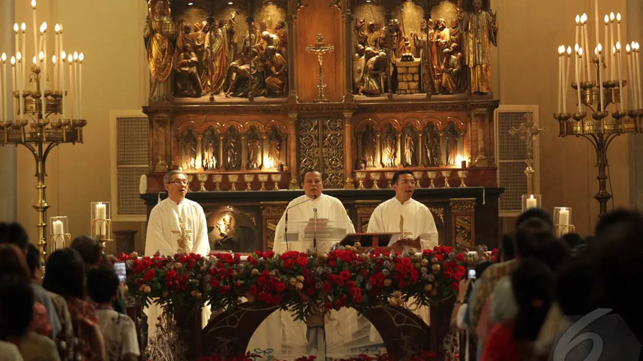 Kekhusyukan Jemaat Gereja Katedral Jakarta Ikuti Misa Natal