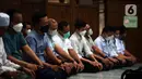 Umat muslim melaksanakan salat zuhur di Masjid Cut Meutia, Jakarta, Kamis (10/3/2022). MUI mengizinkan saf salat kembali rapat seiring kasus COVID-19 mulai landai, selain itu aktivitas pengajian di masjid dan perkantoran dapat dilaksanakan dengan disiplin menjaga kesehatan. (merdeka.com/Imam Buhori)