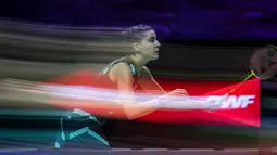 Pebulu tangkis tunggal putri Spanyol, Carolina Marin bersiap menerima kok saat semifinal Indonesia Open 2024 melawan wakil China, Chen Yu Fei di Istora Senayan, Jakarta, Sabtu (08/06/2024). (Bola.com/Bagaskara Lazuardi)