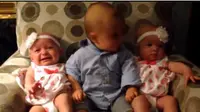 Landon yang berada di tengah kedua bayi kembar itu, memalingkan mukanya ke kanan dan ke kiri. Berkali-kali. Ia kebingungan. Lihat videonya.