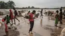Suasana saat sejumlah buruh bekerja mencari batu safir di sebuah aliran sungai di Sakaraha, Madagaskar. Batu Safir pertama kali ditemukan di Madagaskar pada akhir 1990-an. (AFP Photo/Gianluigi Guercia)