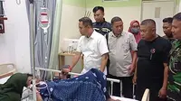 Wakil Bupati Sigi, Samuel Pongi saat menjenguk Jerni, korban penembakan oknum TNI AU yang dirawat di RS Samaritan Palu, Kamis malam (11/7/2024). (Foto: Heri Susanto/Liputan6.com)
