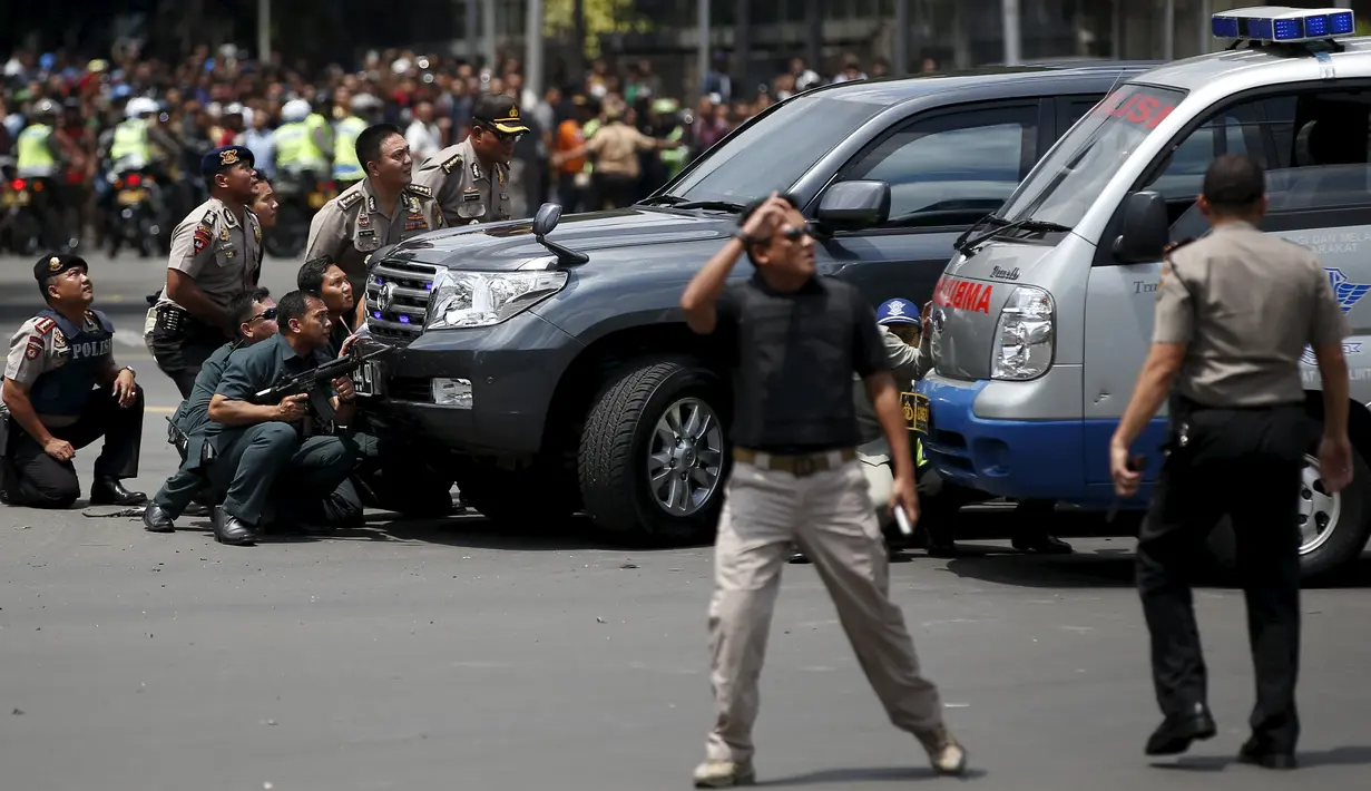 Polisi berjaga didekat lokasi ledakan di Jakarta, Indonesia, (14/1/2016). Beberapa ledakan dan suara senjata api terjadi di pusat ibukota Indonesia, Polisi mencurigai seorang melakukan aksi bom bunuh diri. (REUTERS/Beawiharta)