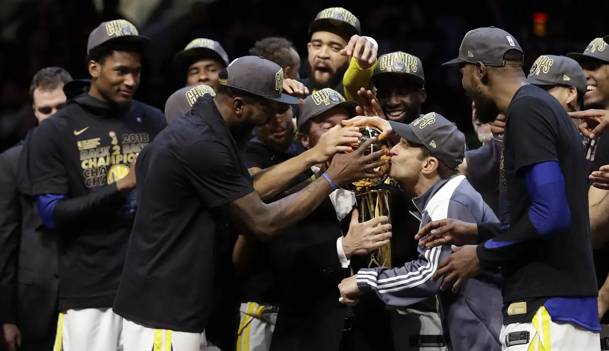 Para pebasket Golden State Warriors merayakan kemenangan atas Cleveland Cavaliers pada final NBA di Quicken Loans Arena, Ohio, Jumat (8/6/2018). Warriors juara setelah menang 4-0 atas Cavaliers. (AFP/Tony Dejak)