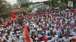 Massa awak mobil tangki (AMT)  unjuk rasa di depan gedung Kementerian Ketenagakerjaan, Jakarta, Kamis (6/7). Kebanyakan di antara mereka merupakan karyawan kontrak yang jika masanya habis tidak memiliki pendapatan lagi. (Liputan6.com/Immanuel Antonius)