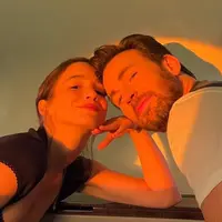 Chris Evans bersama sang kekasih Alba Babtista. (Foto: Instagram Stories/chrisevans)