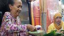 Bu Widodo mulai menjual nasi Liwet lengkap sejak anaknya masih kecil/copyright Ayu Kinanti