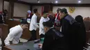 Maret 2023, Ammar Zoni kembali berurusan dengan kasus penyalahgunaan narkotika dan divonis 7 bulan penjara. Tampak dalam foto, terdakwa kasus peredaran narkotika di dalam Rumah Tahanan (Rutan) Salemba, Muhamad Ammar Akbar alias Ammar Zoni (kiri), usai mengikuti sidang pembacaan putusan di Pengadilan Negeri Jakarta Pusat, Kamis (23/4/2026). (Kapanlagi.com/Budy Santoso)