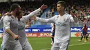 Para pemain Real Madrid merayakan gol yang dicetak oleh Cristiano Ronaldo ke gawang Eibar pada laga La Liga di Stadion Ipurua, Sabtu (10/3/2018). Eibar takluk 1-2 dari Real Madrid. (AP/Alvaro Barrientos)