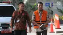 Anggota DPR RI nonaktif Muhammad Romahurmuziy (kanan) tiba di Gedung KPK, Jakarta, Rabu (24/7/2019). Romy diperiksa sebagai tersangka terkait dugaan menerima suap dalam jual beli jabatan di Kemenag Jawa Timur. (merdeka.com/Dwi Narwoko)