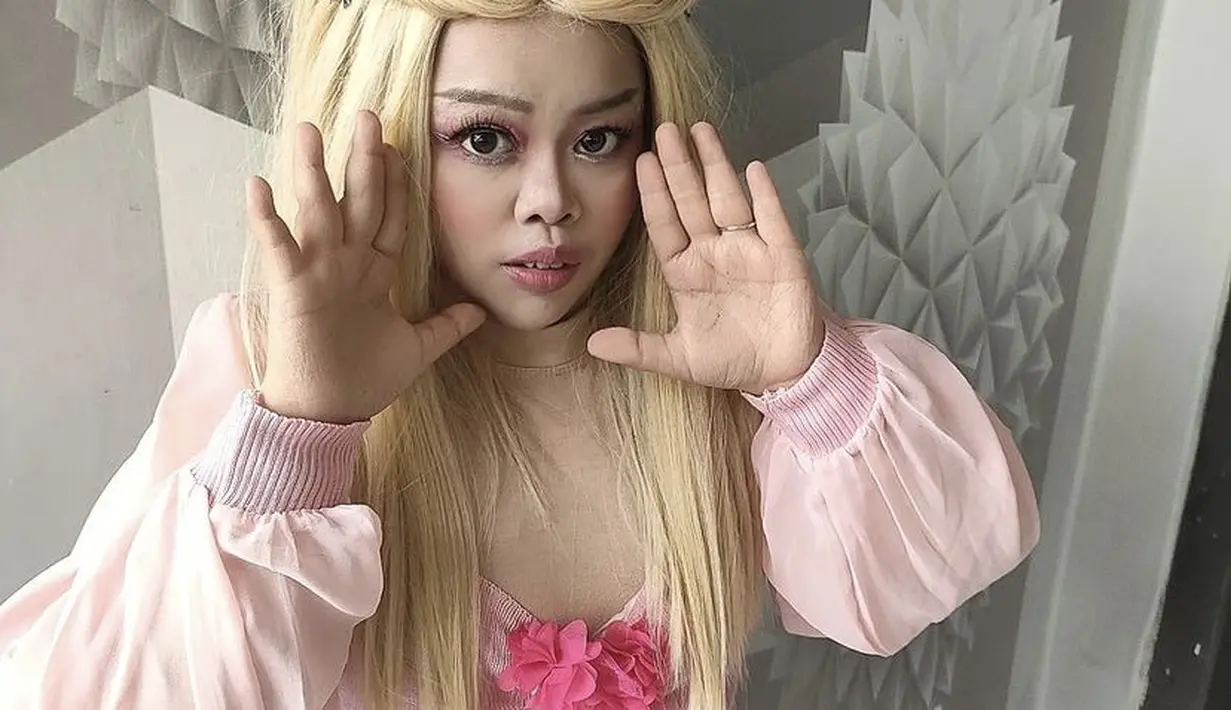 Kekeyi tampil dengan atasan pink crop top lengan panjang ditambah dengan aksesori di bagian dada, dipadukan inner manset coklat dan skirt pinknya [Instagram/@rahmawatikekeyiputricantikka23]