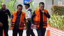 Walikota Blitar nonaktif Muhammad Samanhudi Anwar (kiri) dan Ketua Fraksi PAN DPRD Lampung Agus Bhakti Nugroho menjalani pemeriksaan lanjutan di gedung KPK, Jakarta, Selasa (04/9). (merdeka.com/dwi narwoko)