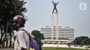 Pejalan kaki melintas di depan Lapangan Banteng, Jakarta, Selasa (15/9/2020). Lapangan Banteng dan hutan kota lainnya di Ibu Kota Kembali ditutup sementara selama penerapan pembatasan sosial berskala besar (PSBB) Jakarta guna menekan penyebaran Covid-19 di ruang publik. (merdeka.com/Iqbal Nugroho)