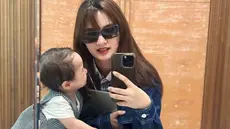 Gaya rambut dapat memancarkan pesona seseorang, begitu juga dengan Sabrina. Dalam foto yang diunggahnya ini, Sabrina terlihat membiarkan rambutnya tergerai. Tampilan ini semakin membuatnya seperti anak ABG yang baru pulang dari kampus. Kacamata hitam yang dikenakannya mendukung penampilannya jadi makin menarik. Kebersamaannya dengan Baby Launa ini pun bak kakak adik. (Liputan6.com/IG/@sabrinaanggraini)