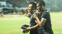 Striker Arema Cronus, Samsul Arif Munip merayakan gol yang dicetaknya ke gawang Persib Bandung dengan rekan setim. Di laga itu Arema menang tipis 1-0 di Stadion Kanjuruhan, Selasa (11/8/2015). (Bola.com/Kevin Setiawan)