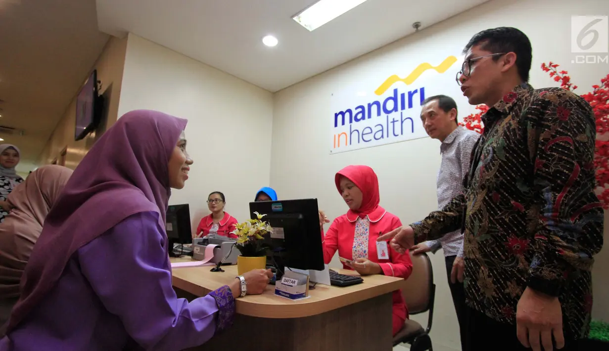 Direktur Mandiri Inhealth Armendra (kanan) mengunjungi konter baru di Rumah Sakit Mitra Keluarga, Depok, Selasa, (26/9). Hingga saat ini Mandiri Inhealth telah memiliki 10 konter khusus untuk layanani peserta Mandiri Inhealth. (Liputan6.com/Helmi Afandi)