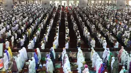 Ratusan umat Islam mengikuti salat gerhana matahari di Masjid Istiqlal, Jakarta, Rabu (9/3/2016). Salat gerhana tersebut diadakan sebagai ungkapan syukur atas kuasa Allah SWT. (Liputan6.com/Herman Zakharia)