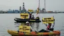 Mereka menyerukan penghentian ketergantungan pada bahan bakar fosil. Tampak dalam foto, aktivis Greenpeace Indonesia melakukan aksi di kawasan perairan depan Pembangkit Listrik Tenaga Gas Uap (PLTGU) Muara Karang, Jakarta pada Selasa 18 November 2025. (YASUYOSHI CHIBA/AFP)