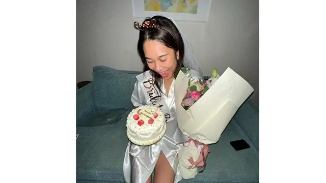 6 Potret Viral Cake Bridal Shower Azizah Salsha, Ingatkan Pesan 'Jangan Selingkuh'