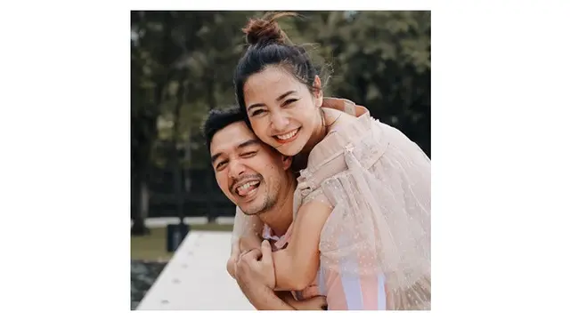 Edo Borne mengaku malu dengan penampilan sang istri yang berdandan kocak untuk menghibur penonton