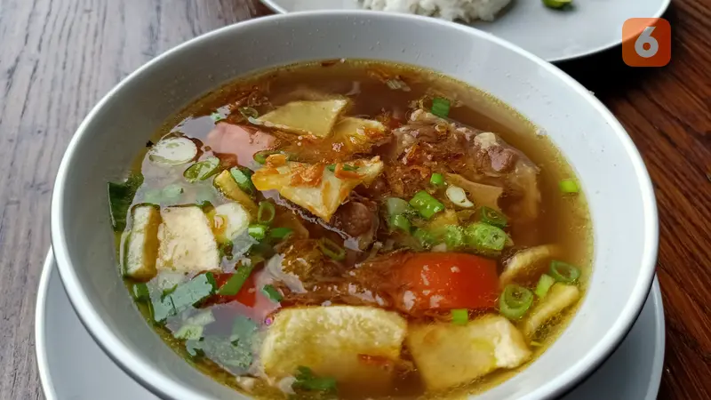 Menjelang Malam dengan Semangkuk Sop Buntut dan Salad Thailand