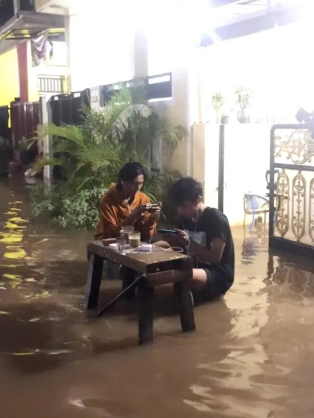 6 Potret Orang Tetap Santai Meski Banjir Ini Bikin Deg-degan Lihatnya