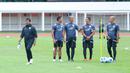 Pelatih Timnas Indonesia U-22, Indra Sjafri, memimpin langsung persiapan skuad Garuda jelang menghadapi Timnas Mali di Stadion Madya, Senayan, Jakarta, Jumat (14/11/2025). (Bola.com/M Iqbal Ichsan)