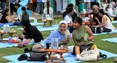 Warga menikmati suasana di Taman Lapangan Banteng, Jakarta, Jumat (27/6/2025). (Liputan6.com/Angga Yuniar)