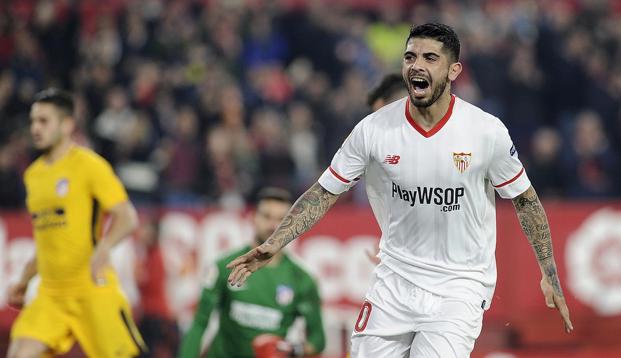 5. Ever Banega - Gelandang asal Argentina ini menjadi andalan Sevilla untuk membangun serangan dari lini tengah. Banega dipastikan akan menjadi motor serangan dan penyuplai bola dari lini tengah Sevilla saat menghadapi Inter Milan nanti. (AFP/Cristina Quicler)
