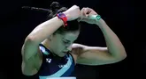 Pebulu tangkis tunggal putri Spanyol, Carolina Marin memegang penjepit rambutnya saat semifinal Indonesia Open 2024 melawan wakil China, Chen Yu Fei di Istora Senayan, Jakarta, Sabtu (08/06/2024). (Bola.com/Bagaskara Lazuardi)