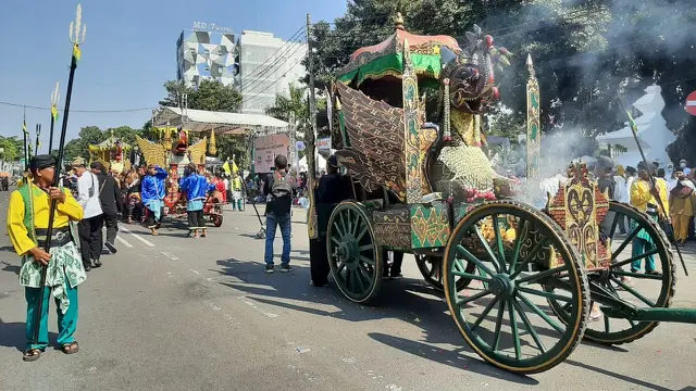 Saat Pimpinan Daerah di Cirebon Bersama Warga Jalan Kaki ke Makam Sunan Gunung Jati
