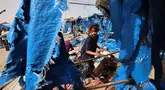 Seorang anak memeriksa kerusakan tenda-tenda untuk warga Gaza yang mengungsi di luar rumah sakit Martir Al-Aqsa, Deir el-Balah, Jalur Gaza Tengah, setelah serangan udara Israel semalam yang dilaporkan menghantam, pada 17 Mei 2025. (Eyad BABA/AFP)