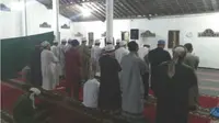 Belasan umat Islam menjalankan salat tarawih dengan bacaan 30 juz Al-Quran di Masjid Al Fatah Desa Temboro, Kecamatan Karas, Kabupaten Magetan, Senin, 4 Juni 2018. (Madiunpos.com/Abdul Jalil)
