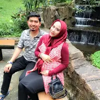 April Jasmine kini tengah hamil besar, mengandung buah cintanya dengan Ustad Solmed. Dikabarkan tengah mengandung anak kembar, April pun kerap berpenampilan menarik dengan gaya busananya. (Instagram/apriljasmine)