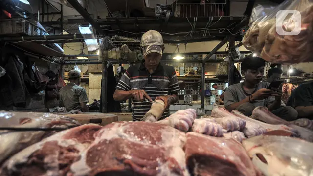 FOTO: Penjualan Daging Sapi di Pasar Senen Merosot Akibat Virus PMK