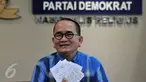 Ruhut Sitompul memperlihatkan catatan dari Ketua Umum Partai Demokrat Susilo Bambang Yudhoyono seputar pemberhentian jabatannya sebagai juru bicara, saat konferensi pers di Kompleks Parlemen, Senayan, Jakarta, Senin (22/8). (Liputan6.com/Johan Tallo)