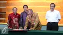 Ketua KPK Agus Rahardjo menandatangani pencanangan zona integritas Kementerian Koordinator Bidang Maritim di Jakarta , Kamis (15/9). Menko Maritim mencanangkan zona bebas korupsi dan wilayah birokrasi bersih dan melayani. (Liputan6.com/Angga Yuniar)