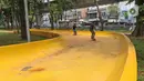 Pengunjung bermain skateboard di Taman Puring, Jakarta, Selasa (14/1/2020). Taman Puring juga menjadi Taman Grande yang berperan sebagai tempat transit serta mendukung ketersediaan Ruang Terbuka Hijau (RTH) di Jakarta. (Liputan6.com/Herman Zakharia)