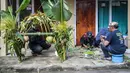 Warga desa menyiapkan persembahan sayuran dan buah-buahan menjelang upacara Yadnya Kasada di Ngadisari, di kaki Gunung Bromo, Jawa Timur, pada Minggu 31 Mei 2026. (JUNI KRISWANTO/AFP)