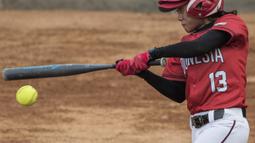 Atlet softball Indonesia, Syehan Rahmania, berusaha memukul bola saat melawan Korea Selatan pada laga Asian Games di Lapangan Softball Senayan, Jakarta, Selasa (21/8/2018). Indonesia kalah 2-4 dari Korsel. (Bola.com/Vitalis Yogi Trisna)