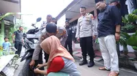 Kapolsek Mampang, Kompol David Kanitero berinisiatif membagikan 100 kunci ganda untuk keamanan tambahan sepeda motor kepada warga di wilayah Mampang (Istimewa)