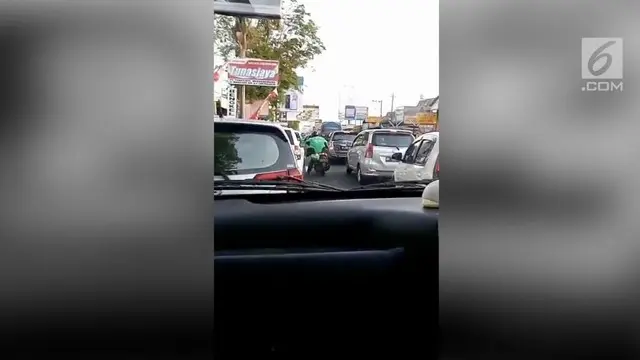 Aksi ojek online ini pantas diacungi jempol. Ia membantu ambulans yang terjebak di antara kemacetan panjang.